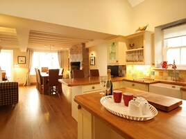 Casa de campo | Cocina privada | Lavavajillas, trona infantil y utensilios de cocina