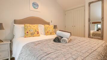 Cottage | 2 bedrooms, individually decorated, individually furnished, free WiFi