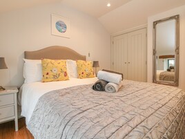 Cottage | 2 bedrooms, individually decorated, individually furnished, free WiFi