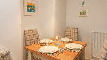 Cottage | Private kitchen | Microwave, stovetop, dishwasher, cookware/dishes/utensils