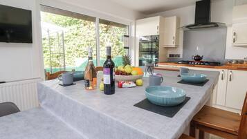 Dishwasher, cookware/dishes/utensils