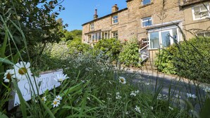 A stone house with a garden in front. - Silver Hill Cottage (Harrogate)