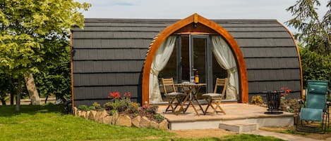 Un petit bâtiment d’un seul étage, doté d’un toit incurvé et d’une grande entrée en arc de cercle.