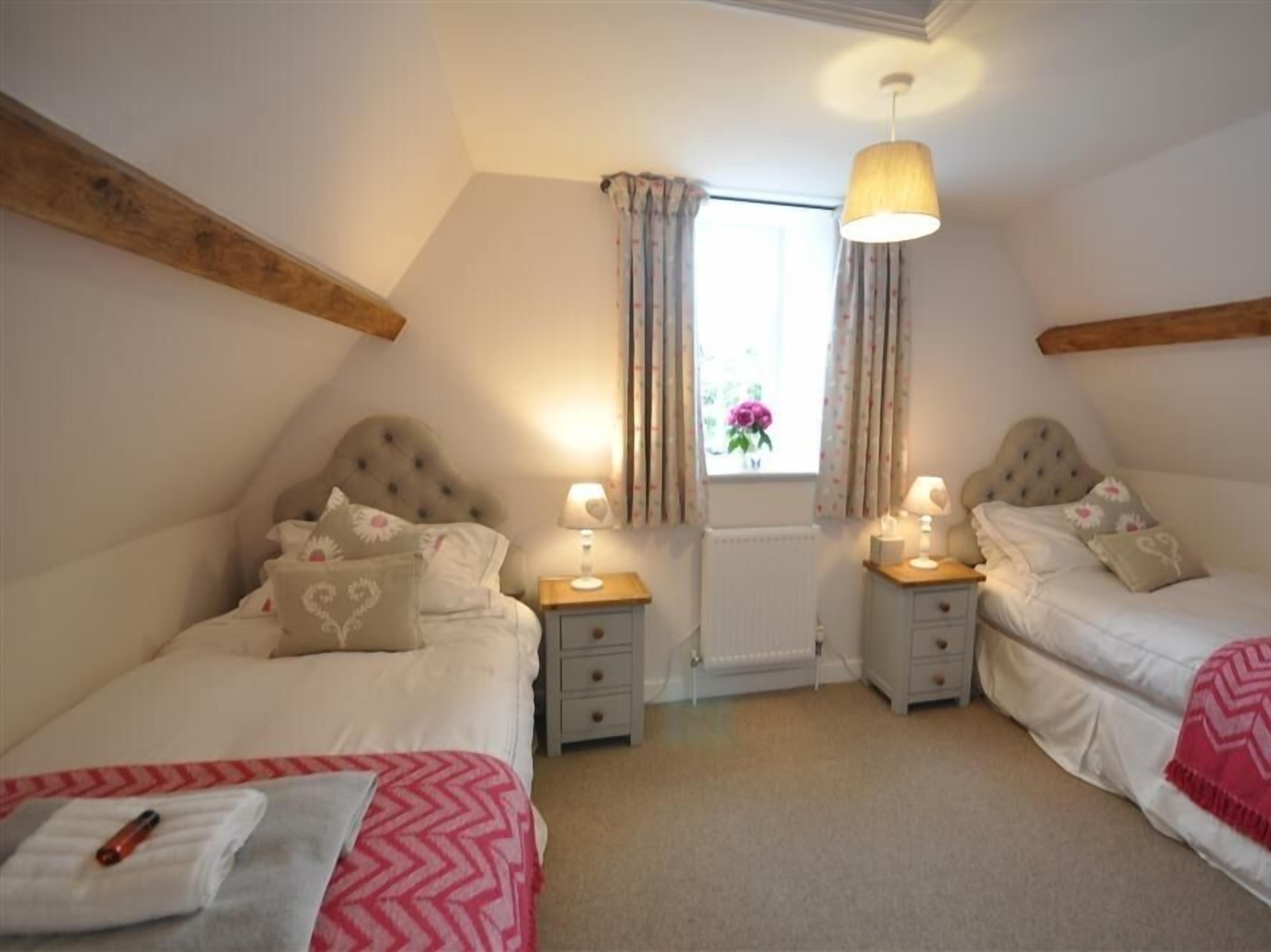 Cottage | 2 bedrooms, individually decorated, individually furnished, free WiFi