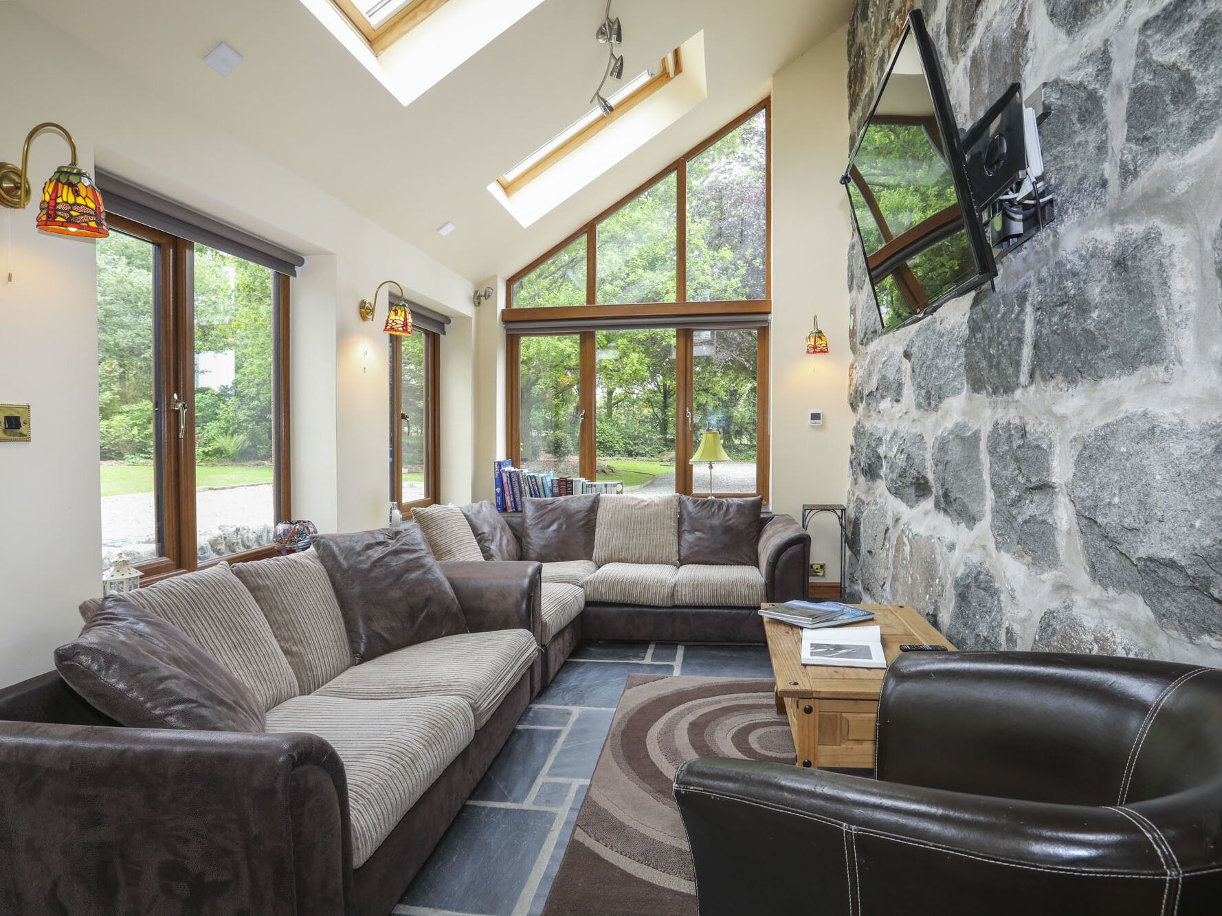 Cottage | Living room | DVD player, table tennis