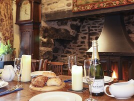 Cottage | Private kitchen | Dishwasher, highchair, cookware/dishes/utensils