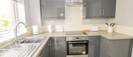 Cottage | Private kitchen | Microwave, stovetop, dishwasher, high chair