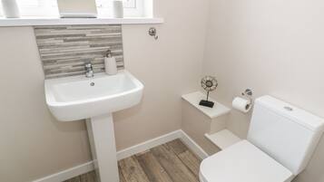 Cottage | Badkamer | Een douche, een haardroger