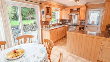 Cottage | Private kitchen | Microwave, stovetop, dishwasher, highchair