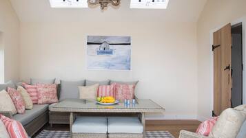 Cottage | Living room | Books, stereo