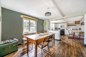 Cottage | Dining - Spring Park Farmhouse (Launceston)