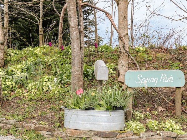 A mailbox, a sign reading "Spring Park," and a planter with various plants. - Spring Park Farmhouse (Launceston)