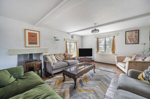 Unclassified image, 4 of 29, button - Spring Park Farmhouse (Launceston)
