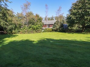 A grassy yard with a house in the background. - Spring Park Farmhouse (Launceston)