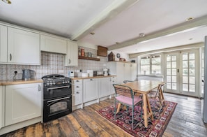 Cottage | Private kitchen | Dishwasher, electric kettle, toaster, cookware/dishes/utensils - Spring Park Farmhouse (Launceston)