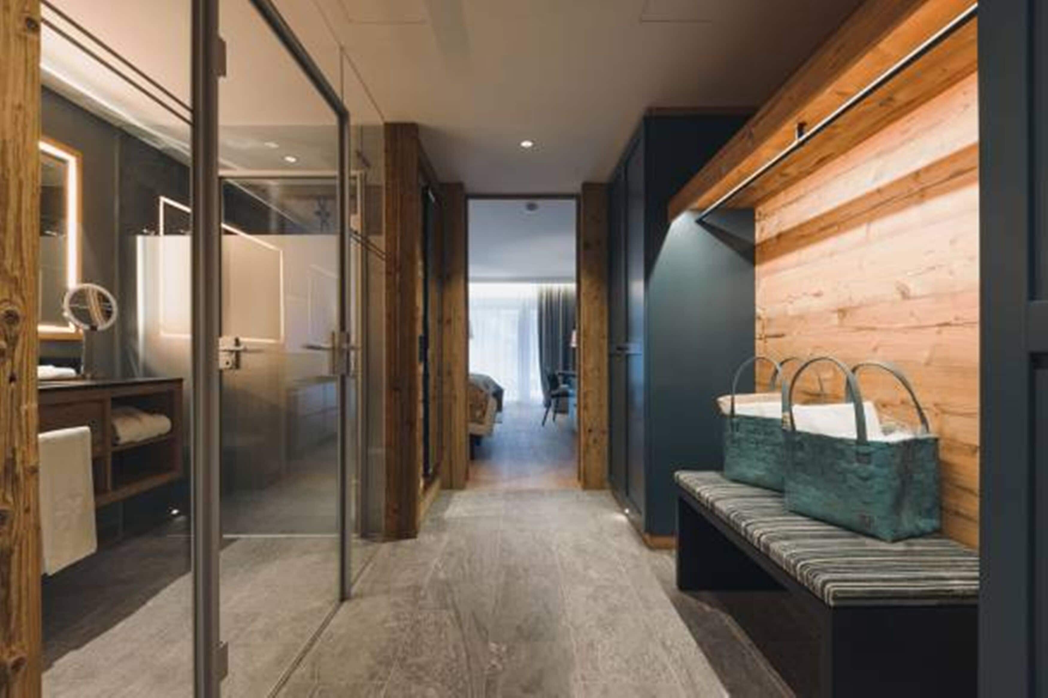 Hochwertige Bettwaren, Minibar, Zimmersafe, Schreibtisch