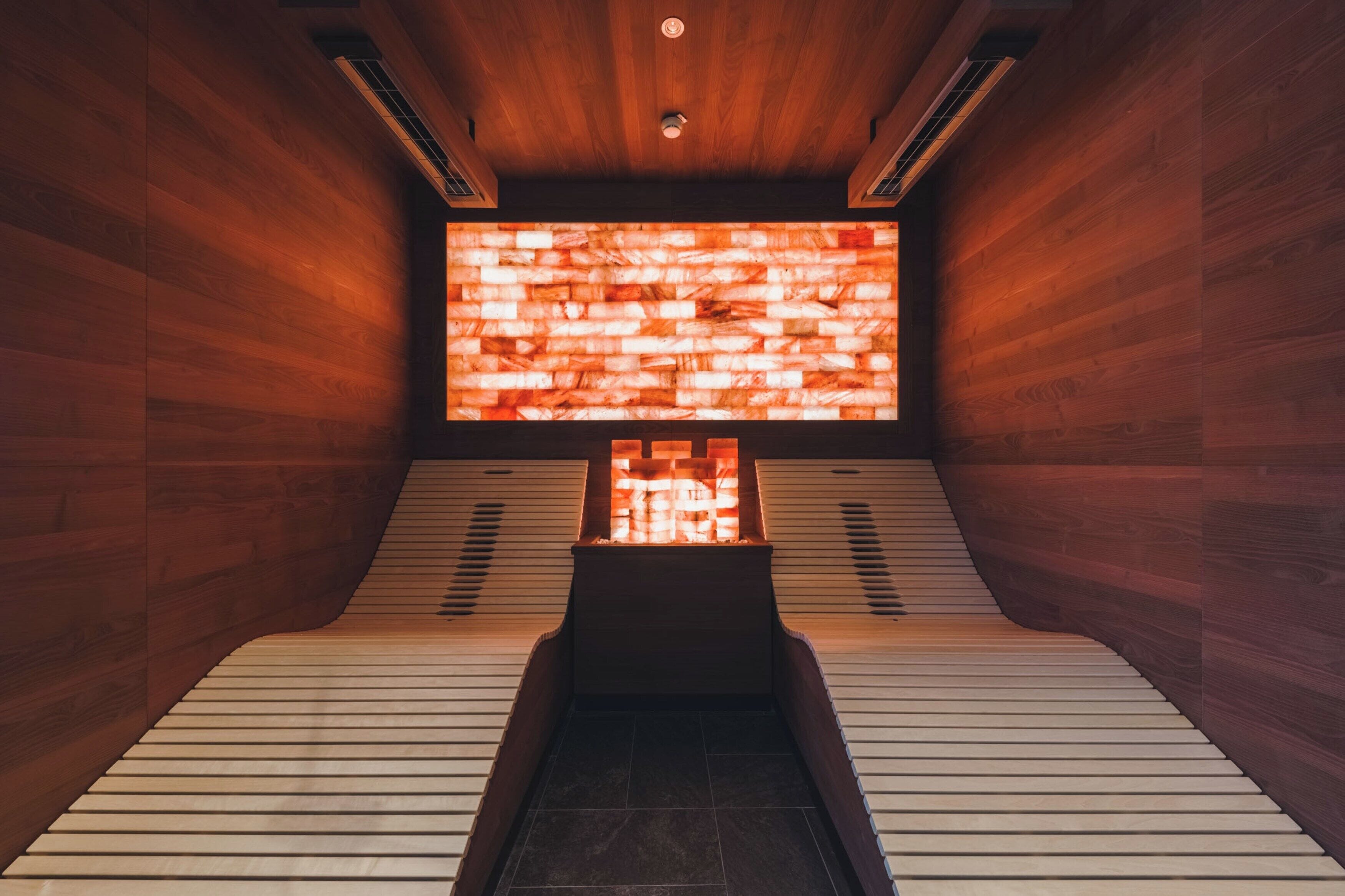 Salas de tratamiento para parejas, un sauna, una bañera de hidromasaje