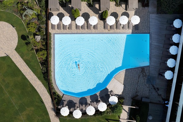 Indendørs pool, sæsonbestemt udendørs pool, liggestole