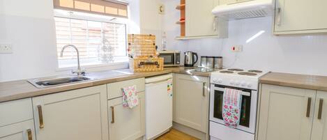 Cottage | Private kitchen | Fridge, electric kettle, toaster, cookware/dishes/utensils