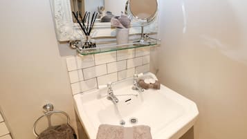 Cottage | Bathroom | Shower