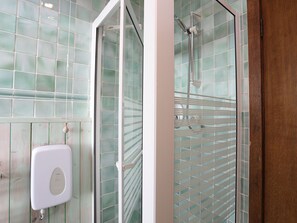 Cottage | Bathroom | Shower - Bryn Y Mor, Borth Y Gest (Porthmadog)