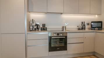Cottage | Private kitchen | Fridge, dishwasher, cookware/dishes/utensils