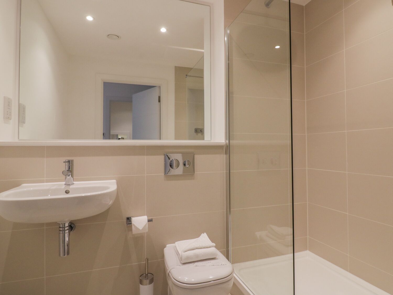 Un bagno con lavandino, servizi igienici e cabina doccia in vetro.
