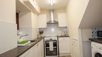 Cottage | Private kitchen | Fridge, microwave, stovetop, electric kettle