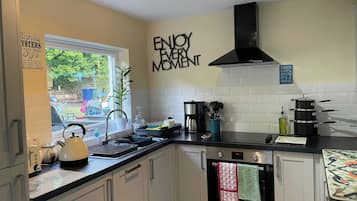 Cottage | Privékeuken | Een oven, een kookplaat, een vaatwasser, een kinderstoel
