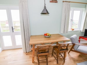 Cottage | Privékeuken | Een vaatwasser, kookgerei, borden en bestek