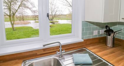 Wigrams Canalside Cottage