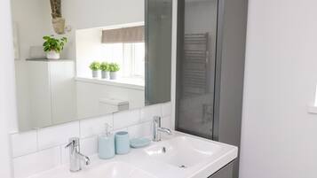 Cottage | Bathroom | Shower