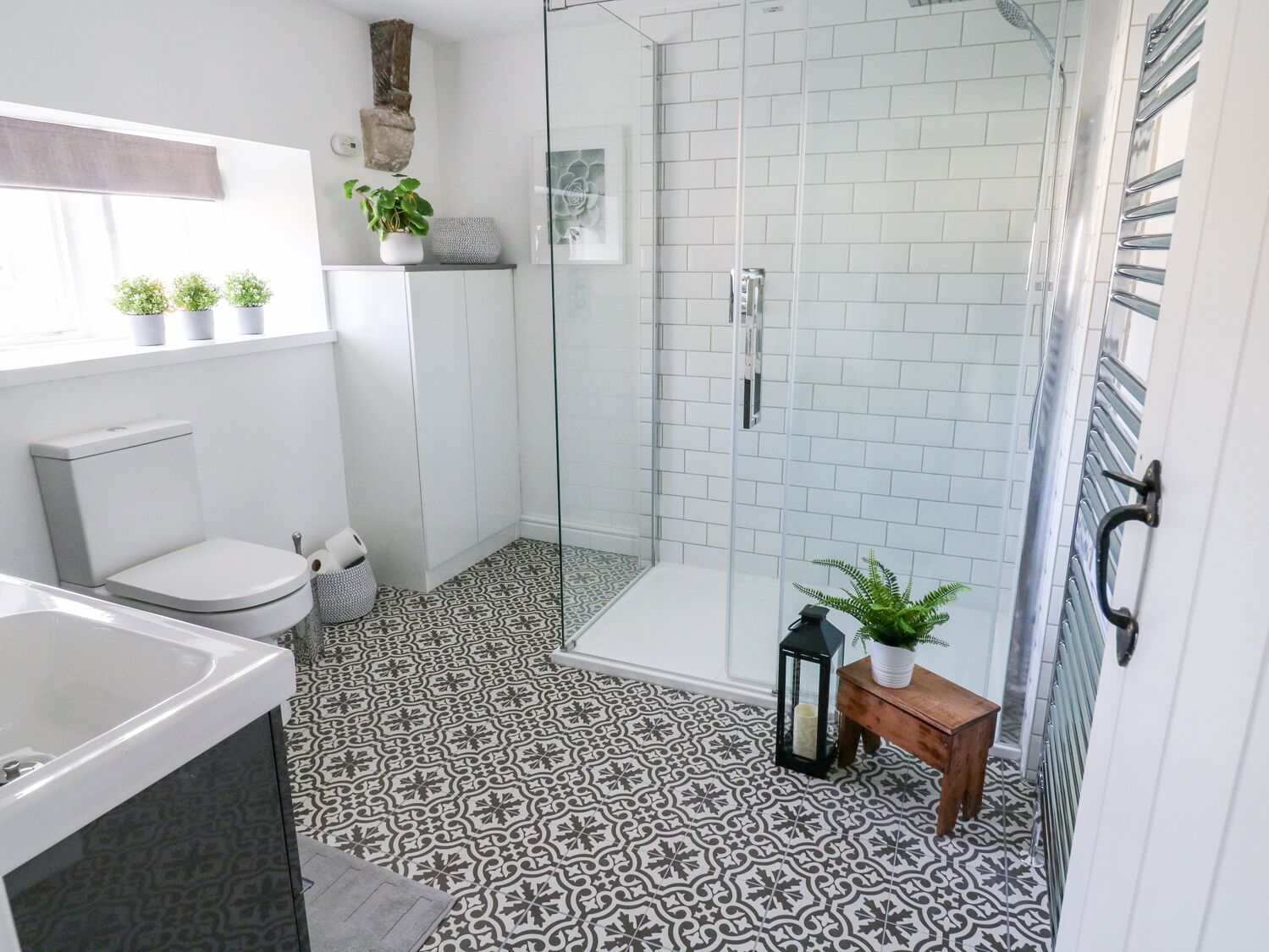 Un baño moderno con ducha, inodoro y lavamanos.