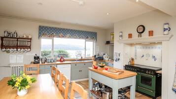 Cottage | Private kitchen | Microwave, stovetop, dishwasher, high chair