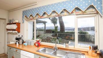 Cottage | Private kitchen | Microwave, stovetop, dishwasher, high chair