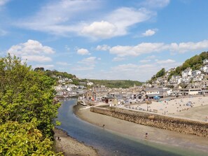 Une ville côtière avec une rivière, une plage et des bâtiments.