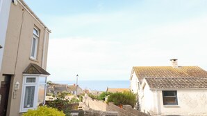 Une ville côtière à l’architecture traditionnelle, avec notamment des murs en pierre et des toits en tuiles.