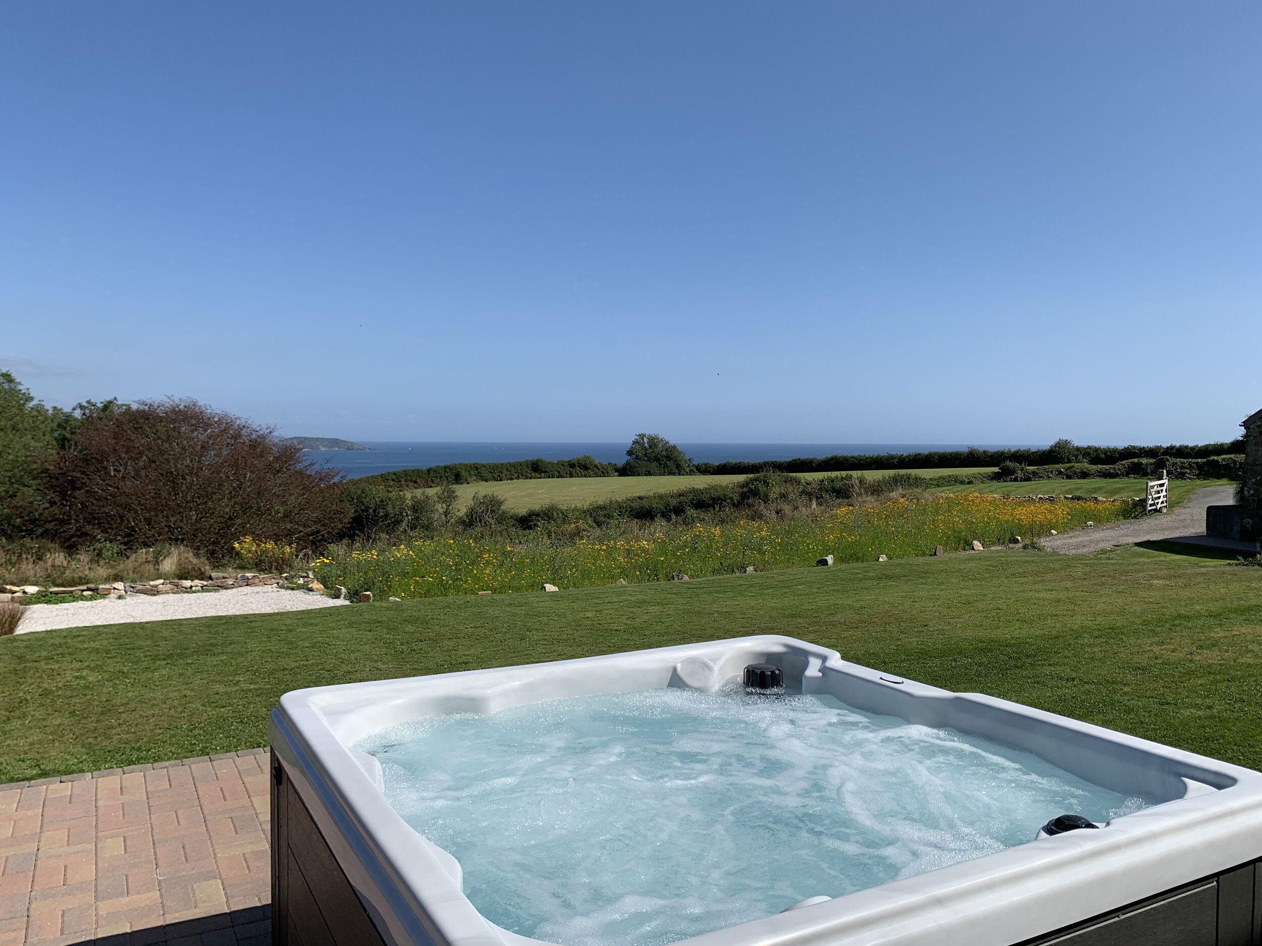 Cottage | Outdoor spa tub