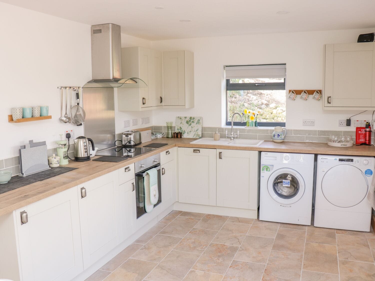 Cottage | Private kitchen | Stovetop, dishwasher, cookware/dishes/utensils