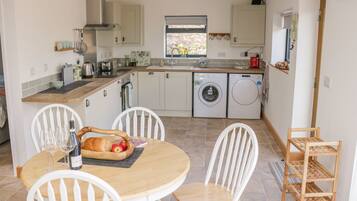Cottage | Private kitchen | Stovetop, dishwasher, cookware/dishes/utensils