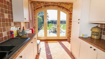 Cottage | Bếp riêng | Máy rửa bát, dụng cụ nấu nướng/bát dĩa/dao nĩa