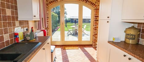 Cottage | Private kitchen | Dishwasher, cookware/dishes/utensils