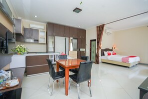 Family Suite | Living area | Flat-screen TV - Hotel Ratna Syariah (Probolinggo)