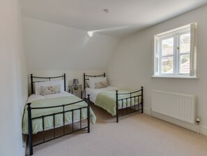 3 bedrooms, individually decorated, individually furnished, free WiFi - The Old School House (Dorchester)