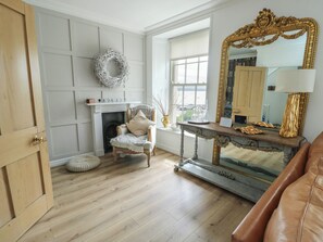 Cottage | Living area | TV