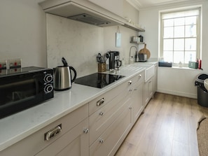 Cottage | Private kitchen | Microwave, stovetop, dishwasher, cookware/dishes/utensils