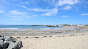 A beach with clear skies and calm waters. - Tyn Towyn - Ty Coch (Holyhead)