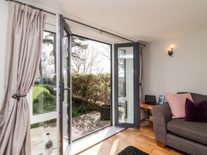 Cottage | Living area - Admiral's Retreat (Weymouth)