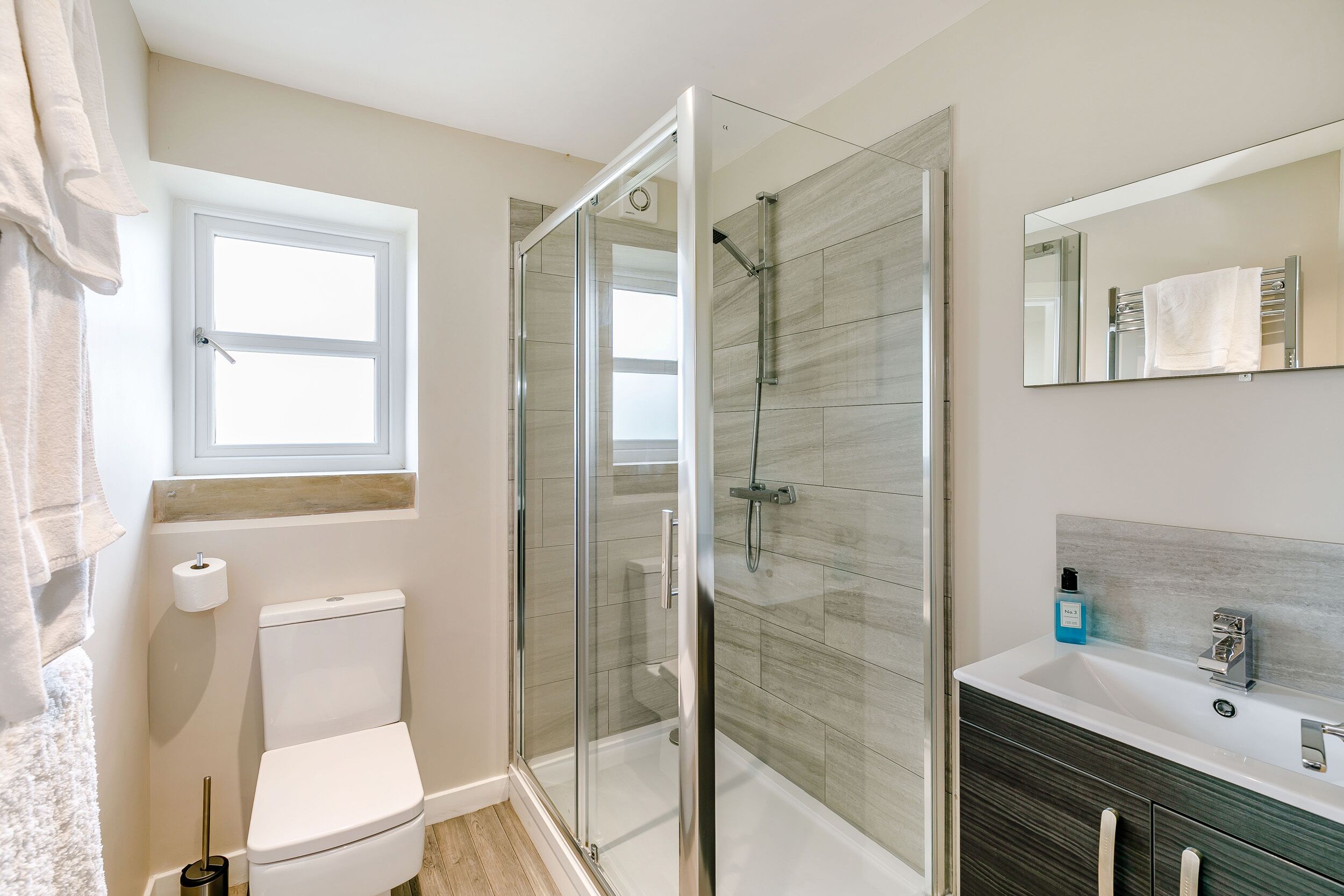 Cottage | Bathroom | Shower, hair dryer