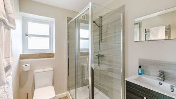 Cottage | Bathroom | Shower, hair dryer